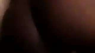 أفريقية منحنية تُمارس الجنس بخشونة من قبل رجلين بلاك كوك في ثلاثية إباحية