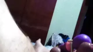 تصبح منقوعة من التقبيل ثم تأخذ قضيبه