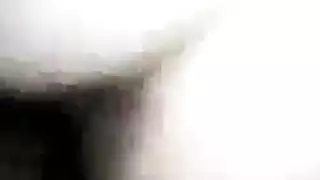 عاهرة شقراء تنتقل من التقبيل إلى مشهد إباحي صريح