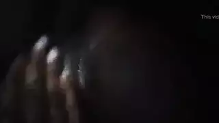 بيبي سمراء ذات مؤخرة كبيرة تركب قضيبًا صلبًا مثل نجمة إباحية