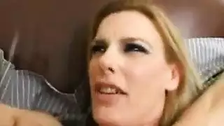 بلاتين شقراء مسمر بجانب حمام السباحة