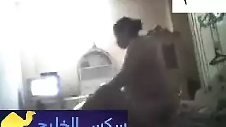يخون صحبه مع زوجته