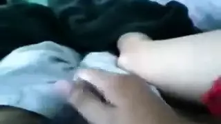 رجل يحك على كس اخته حتى تنام