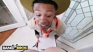 جميلة معدمة تطلب قذفاً سميكاً من المني على مهبلها المحلوق