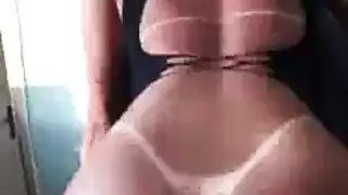 تعمل أمي شقراء ناتجة عن فئات اللسان مجانا على ابنتها وابنتها مما يجعلها نائب الرئيس