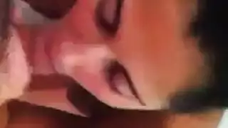 عاهرة رومانية تلتهم القضيب بفمها الخبير