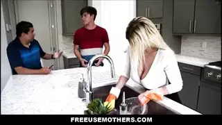 من الطبخ إلى القذف: الخادمة تخدم ابن المدير على المنضدة