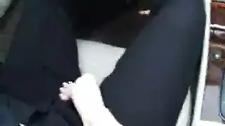 استمناء منزل فارغ: استمناء مكثف لفتاة شقية على الأرض