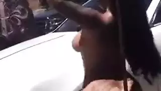 شرج في الفناء الخلفي لمراهقة آسيوية مع قضيب وحشي