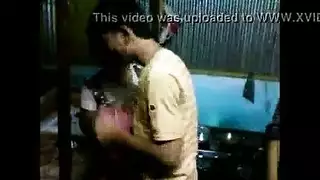 زوجان مثاران يتقاسمان قضباناً مع متعريات ذكور