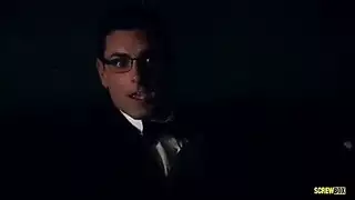 مشهد إيلاج مزدوج: قضيبان يوسعان فتحتيها في جنس عنيف