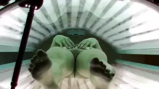 رعشة معطلة تشجيع الاستلقاء تحت أشعة الشمس سيارة