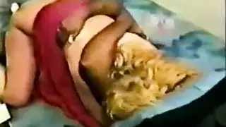 الزوجة الشقراء الساخنة تُدكّ بصديقها الأسود ذو القضيب الكبير