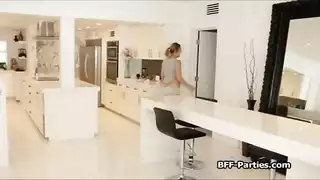 حفلة زبه كبير مع ثلاث بنات شقراوات في حركة ساخنة