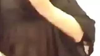 فيلم فردي صريح: ترفع النقاب وتدخل أصابعها في نقطة الإثارة