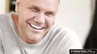 فتاة جميلة تأخذ قضيبًا سميكًا في فمها