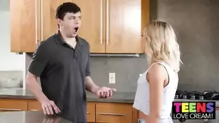 قضيب عملاق يحشو فتحة صغيرة مبللة ضيقة